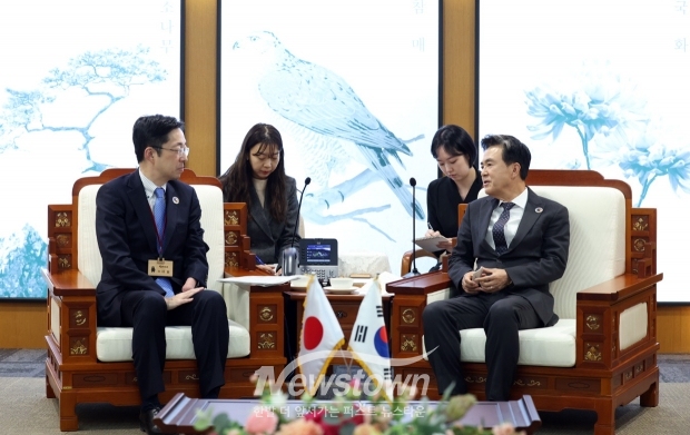 김태흠 충남도지사가 12월 12일 충남도청에서 일본 구마모토현 제56대 지사로 취임한 기무라 다카시 현지사와 만나 양 지역 간 교류·협력을 논의했다.