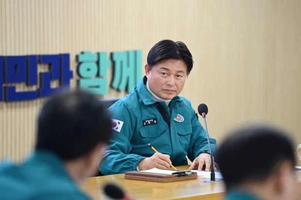 조용익 부천시장이 윤석열 대통령 탄핵소추안 국회 가결 후 14일 오후 7시, 긴급 간부회의를 열고 공직자 기강 확립, 서민생활 및 지역경제 안정, 재난안전관리 철저 등 지역 민생안정 대책 추진에 총력을 다해줄 것을 당부했다.