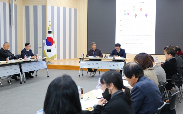 경주시가 지난 13일 경주시청 대회의실에서 도시 브랜드 자문위원회 하반기 전체회의를 열고, 올해 진행된 도시 브랜드 사업의 성과를 점검하고 향후 발전 방안을 논의하고 있다