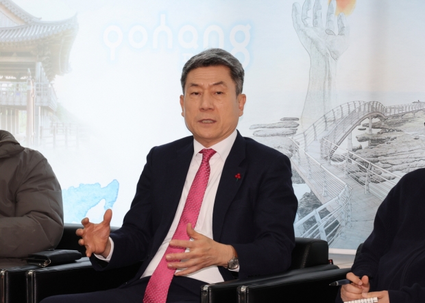 이강덕 포항시장은 이 시장은 16일 시청 브리핑룸을 찾아 대통령 탄핵안 국회 통과에 따른 ‘지역 안정 특별대책’을 설명했다.