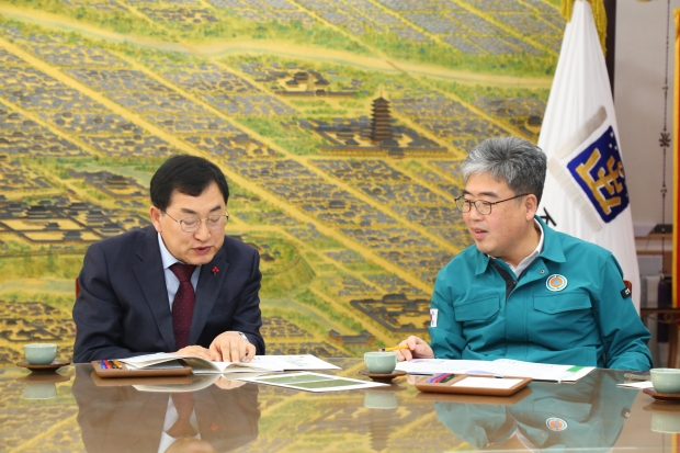 주낙영 경주시장이 지난 16일 시청 대외협력실에서 임상섭 산림청장과 소나무재선충병 방제전략에 대해 논의하고 있다.