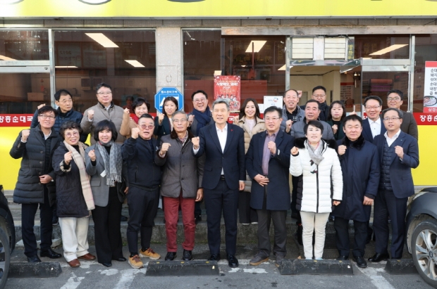이강덕 시장은 18일 지역 내 소상공인 관련 단체 및 전통시장 상인회, 금융기관 관계자 등과 죽도시장 내 식당에서 조찬 간담회를 가졌다.