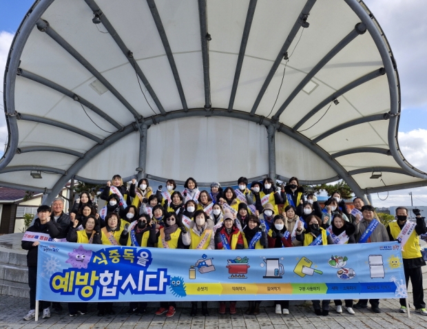 포항시 외식업단체, 위생 및 감염부서 합동으로 식중독 예방 및 바가지요금 근절 캠페인을 실시하고 있다.