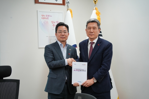 이강덕 포항시장이 박성택 산업통상자원부 제1차관에게 건의서 전달