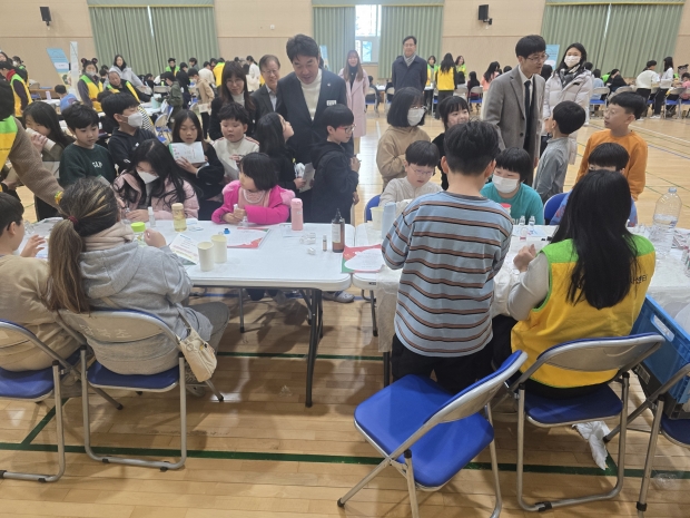 장준용 동래구청장 KCCF 아로마 향수 만들기 체험장에서 학생들과 격려하며 소통하고 있다.