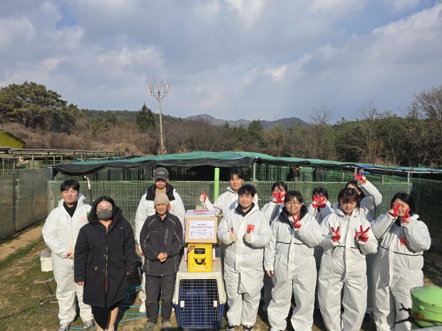 서주연 부산경상대학교 반려동물 산업과 학과장과 반려동물산업과 학생과 함께