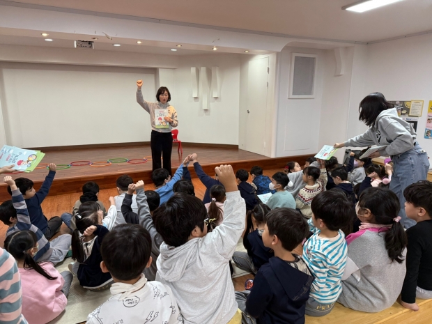 스티커북을 활용한 골고루 먹기 영양교육 모습