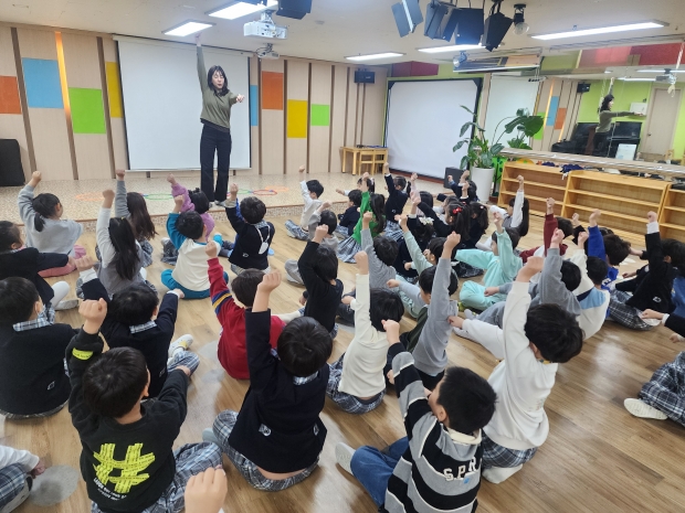 키 크기 체조 교에 참여하는 아이들