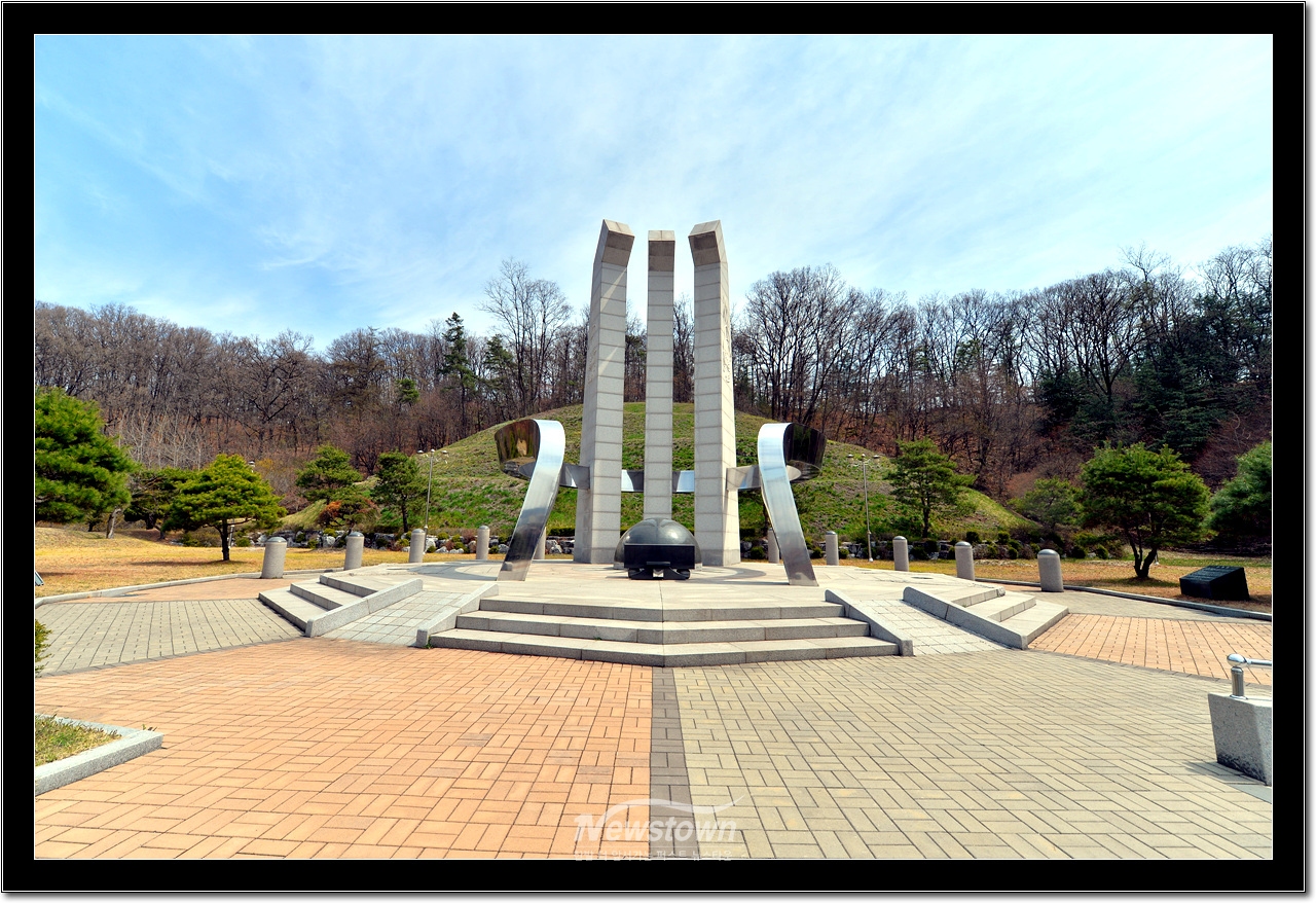 현, 현충원 장면