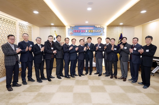퇴직공무원 14명과 조용익 부천시장이 기념사진을 촬영하고 있다.