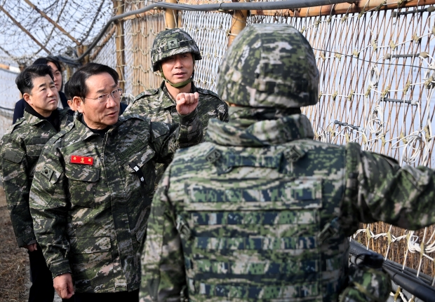 유정복 인천광역시장 1일 강화도 해병대 2사단 5여단을 방문해 접경지역 철책 도보순찰을 하며 안보상황을 점검하고 있다.