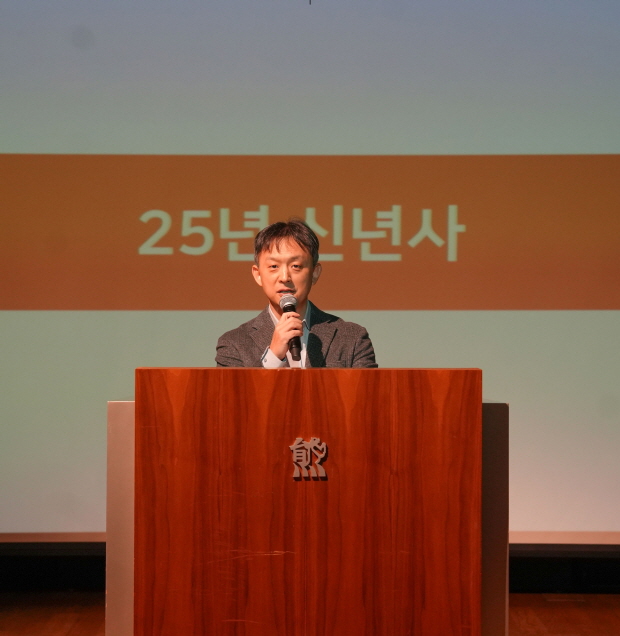 박성수 대웅제약 대표가 시무식에서 신년사를 발표하고 있다.