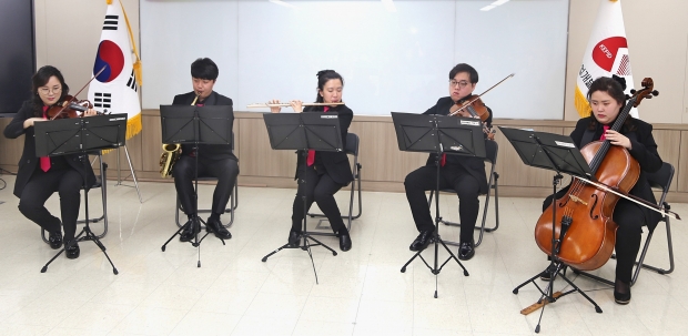 ▲ 지난 한전산업개발 사창립 제34주년 기념 행사에서 장애인 예술공연단인 ‘국민엔젤스앙상블’ 단원들이 축하공연을 펼치고 있다.