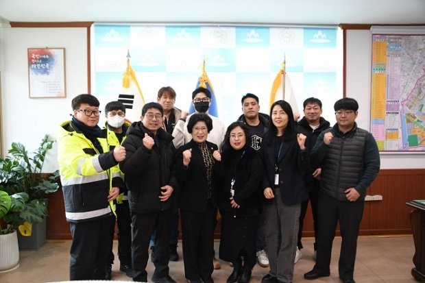 미추홀구의회 의장실, 전경애 의장 및 미추홀구 환경공무관 노동조합, 미추홀구 자원순환과 관계자 단체 사진