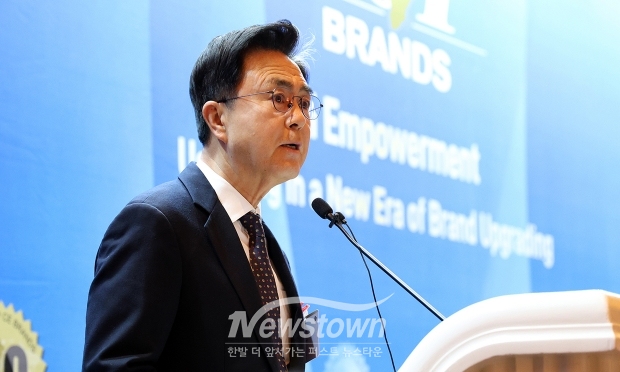 김태흠 충남도지사가 1월 8일(현지시각) 윈 앤 앙코르 호텔에서 열린 2024-2025 글로벌 톱 브랜드 어워즈에 참가했다.  김 시자는 충남은 제조기업이 밀집한 수출 선도 지역으로, 수출액 1000억 달러에 무역수지 1위를 기록 중이라고 소개했다.