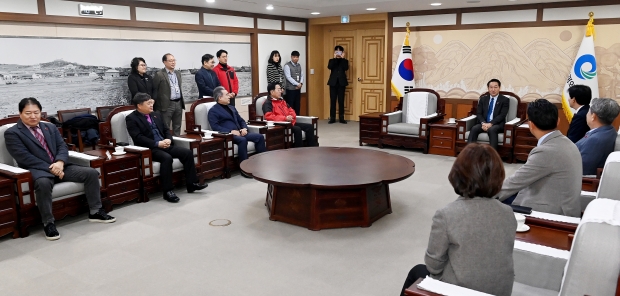 유정복 인천광역시장이 10일 시청 접견실에서 열린 '대한전문건설협회 인천광역시회, 이웃사랑 성금전달식'에서 인사말을 하고 있다.