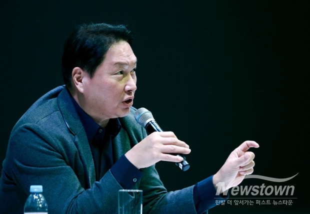 8일(현지시간) 미국 라스베이거스에서 열리고 있는 'CES 2025'에 참석한 최태원 SK 회장이 SK 전시 부스내 마련된 비즈니스 라운지에서 질의 응답을 진행하고 있다. / 사진=SK그룹 제공