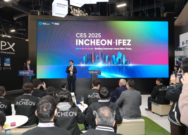 (현지 시간) 1월 7일 CES 2025 현장에서 윤원석 인천경제청장이 IFEZ의 스마트시티 서비스와 스마트시티 이니셔티브를 통한 미래 비전을 발표하고 있다.