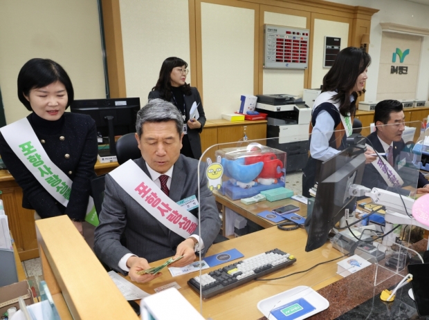 14일 포항사랑상품권 일일판매에 나선 이강덕 포항시장.