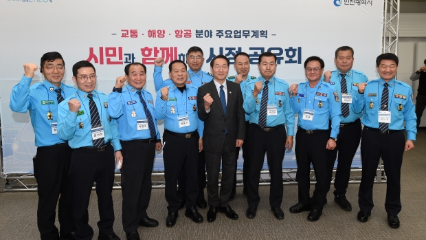 유정복 인천광역시장 14일 인천교통공사 열린 '2025년 인천광역시 주요정책분야별 시정공유회'에서 참석자들과 기념촬영을 하고 있다.