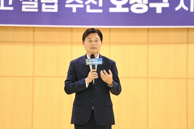 지난해 10월 조용익 부천시장이 오정구청 대강당에서 열린 부천 과학고 설립 추진 시민설명회에서 부천 과학고 설립 필요성 등을 설명하고 있다.