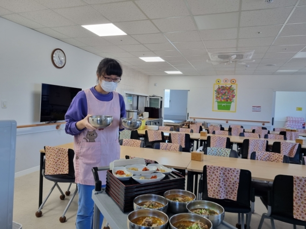 경주시가 ‘2025년 장애인을 위한 일자리사업’에 참여한 장애인들이 본격적으로 업무에 돌입했다고 16일 밝혔다. 사진은 장애인일자리 참여자 활동모습