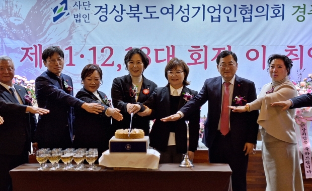 사진 좌측부터 세 번째 박지우 이임회장, 좌측부터 네 번째 이윤지 신임회장.