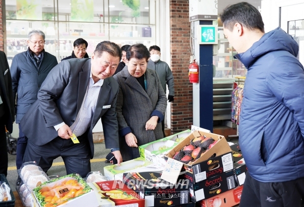문산 자유시장에서 파주페이로 성수품을 구매하는 김경일 파주시장/파주시