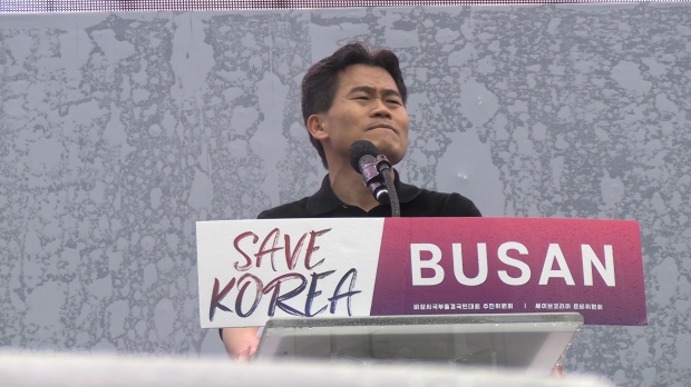 2월 1일 부산역 광장 앞 집회에 연사로 참석해 발언하고 있는 강사 전한길 씨. 유튜브 꽃보다전한길 영상 갈무리.