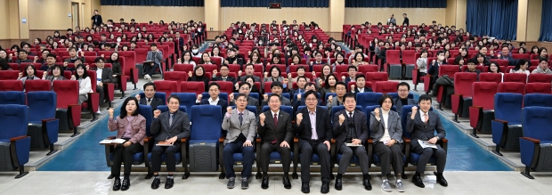 유정복 인천광역시장이 3일 인천시교육청에서 열린 '2025년 시정운영방향' 특강에서 도성훈 시 교육감, 교육공무원과 기념촬영을 하고 있다.