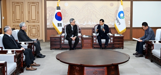 황효진 글로벌도시정무부시장이 3일 시청 접견실에서 열린 '용현 ·학익 1블록 도시개발사업 복합문화커뮤니티사업 양해각서 체결식'에서 (주)디씨알이 정창현 대표이사와 협력방안을 논의하고 있다.