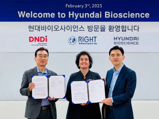 MOU 협약식. 왼쪽부터 오상기 현대바이오사이언스 대표, 이사벨라 히베이로 DNDi 바이러스 질환 클러스터 디렉터, 다이스케 이모토 DNDi 비지니스 개발 및 제휴 관리 디렉터. (제공= 현대바이오)