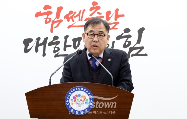 충청남도 강성기 기획조정실장이 2월 4일 도청 프레스센터에서 기자회견을 열고, 교육부 주관 지역 라이즈 계획 및 추진 체계 구축·운영 평가에서 각각 ‘최우수’ 평가를 받아 국비 174억 원을 확보했다고 밝혔다.