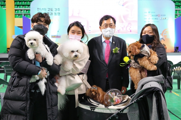 경주시가 문체부·한국관광공사 주관 ‘2025 반려동물 친화관광도시’ 공모에 최종 선정된 가운데, 주낙영 경주시장이 반려인들과 기념촬영을 하고 있는 모습