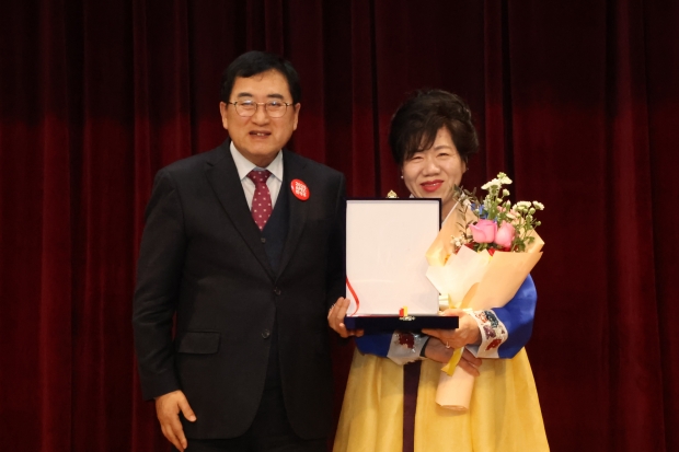 제7대 최외수 이임회장(우)이 주낙영 시장(좌)과 행사 후 기념촬영을 하고 있다.