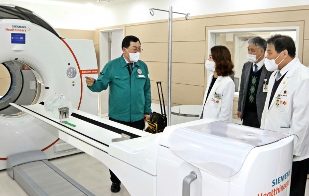 주낙영 경주시장이 지난해 3월 지역 응급의료센터인 동국대 경주병원을 찾아 시설점검과 함께 의료진을 격려하고 있다