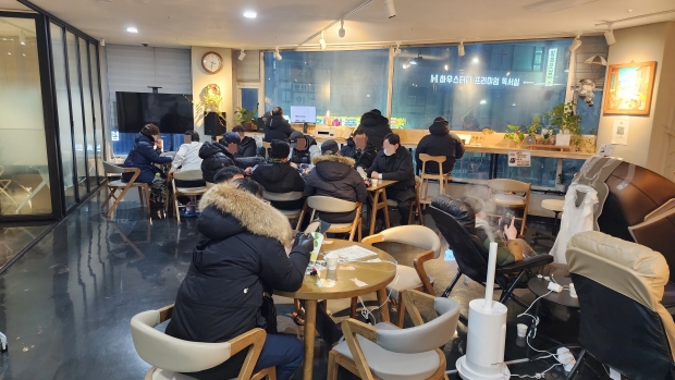 이동노동자들이 심야시간 추위를 피해 이동노동자쉼터에서 휴식을 취하고 있다