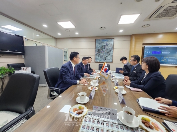 2024년 4월 선양시 외사판공실 주임 등 선양시 대표단이 성남시청을 방문해 행정기획조정실장과 면담을 진행하고 있다./성남시