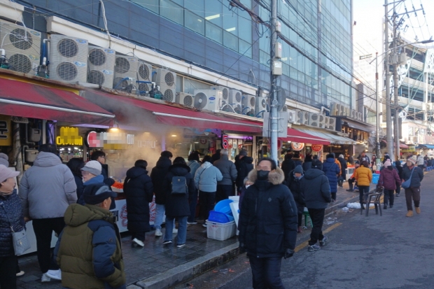 주말이었던 지난 8일 죽도어시장 인근에 관광버스에서 내린 인파가 몰리고 있다