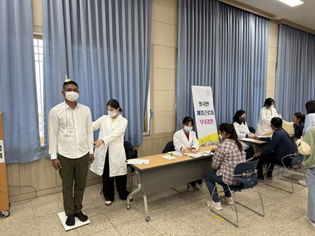 지난 12일 농업기술센터 농업인회관에서 외국인 계절 근로자들을 대상으로 무료 건강검진을 진행하고 있다