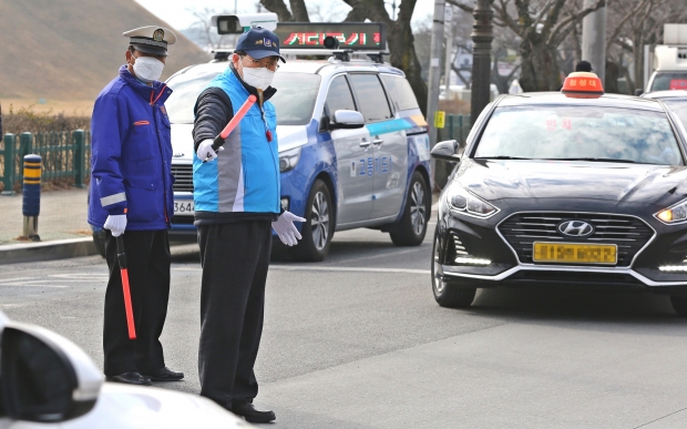 경주시가 APEC 정상회의를 앞두고 교통질서 계도에 나선다. 사진은 주낙영 경주시장이 동부사적지 인근에서 교통정리를 하고 있는 모습