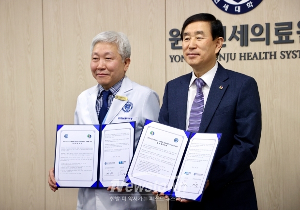 응급 의료체계 구축을 위한 업무협약식(사진/좌측부터 원주세브란스기독병원 어영 병원장, 조길형 충주시장)