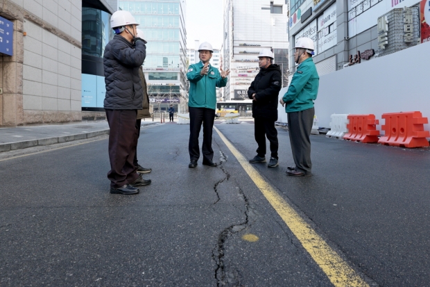 지난해 도로 균열 현장을 점검 중인 이동환 시장