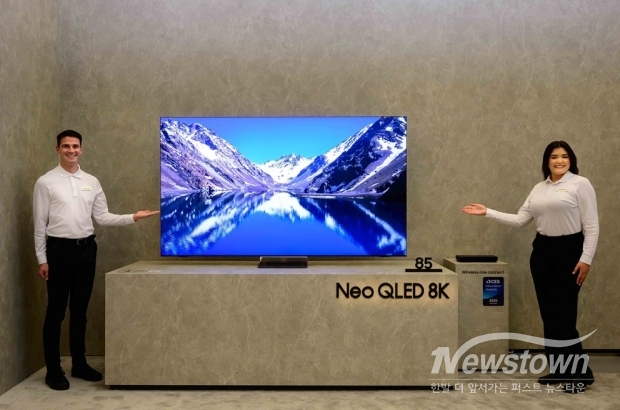삼성전자 모델이 1월 5일(현지시간) 진행된 ‘삼성 퍼스트 룩 2025(Samsung First Look 2025)’ 행사에서 2025년형 Neo QLED 8K를 소개하고 있다. / 사진=삼성전자