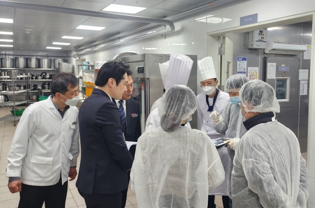 경주시, 대구지방식약청 등 점검반이 지난 11일 지역 식음료시설을 방문해 위생점검에 나서고 있다