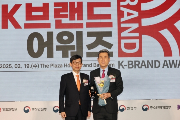 왼쪽부터 심사위원장 김상훈 서울대 교수, 이강덕 포항시장