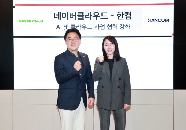 사진 설명 : 한컴 김연수 대표(오른쪽)와 네이버클라우드 임태건 전무(왼쪽)가 전략적 협력을 논의한 자리에서 기념사진을 촬영하고 있다.