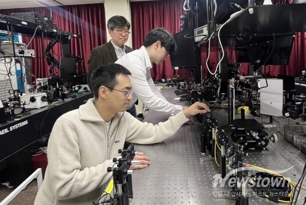 포스텍(POSTECH)에서 연구원들이 무색수차 메타렌즈를 개발하고 있다. / 사진=삼성전자 제공