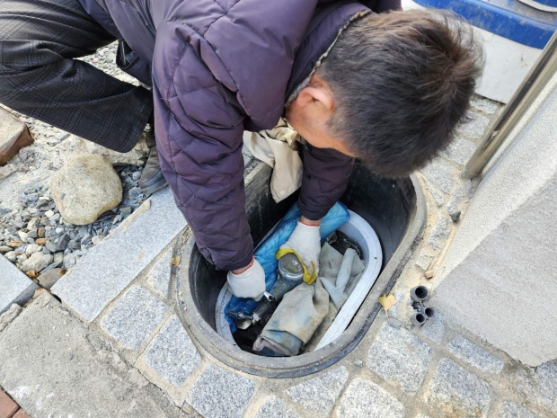 경주시가 내구연한이 경과 된 노후 계량기를 순차적으로 교체하고 있다
