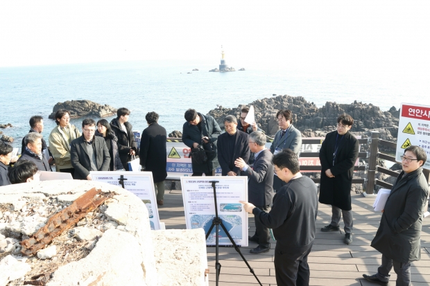 경주시가 올 1월 감포항에서 평가위원들을 대상으로 현장설명회를 하고 있다